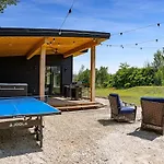 Naturskoen Cottage With Mountain Views & Hot Tub