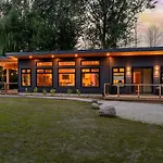 Naturskoen Cottage With Mountain Views & Hot Tub