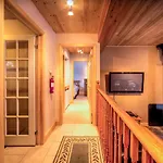 5 Bed Blue Mountain Chalet With Hot Tub #159 - Sleeps 14
