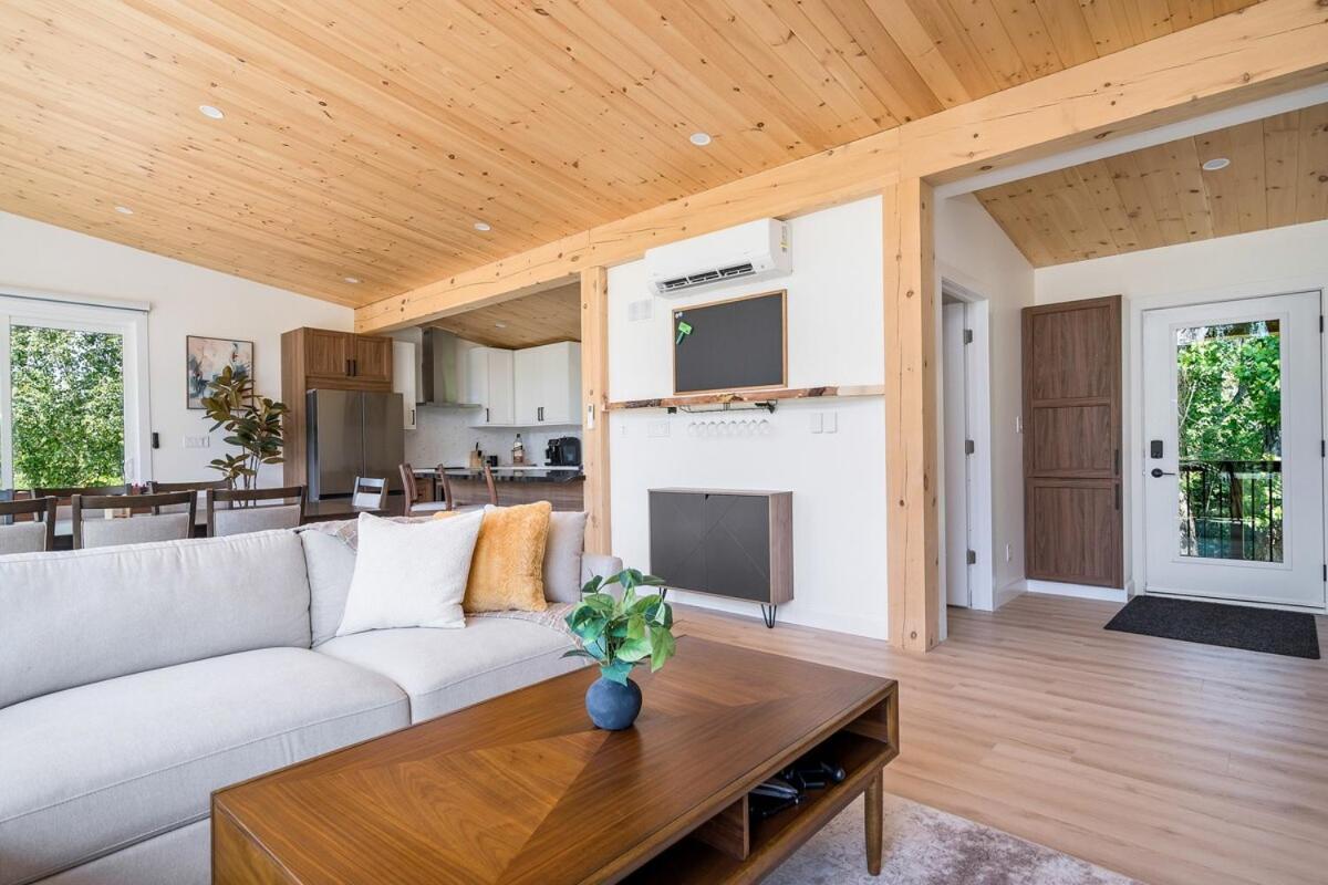 Naturskoen With Mountain Views & Hot Tub Chalet *