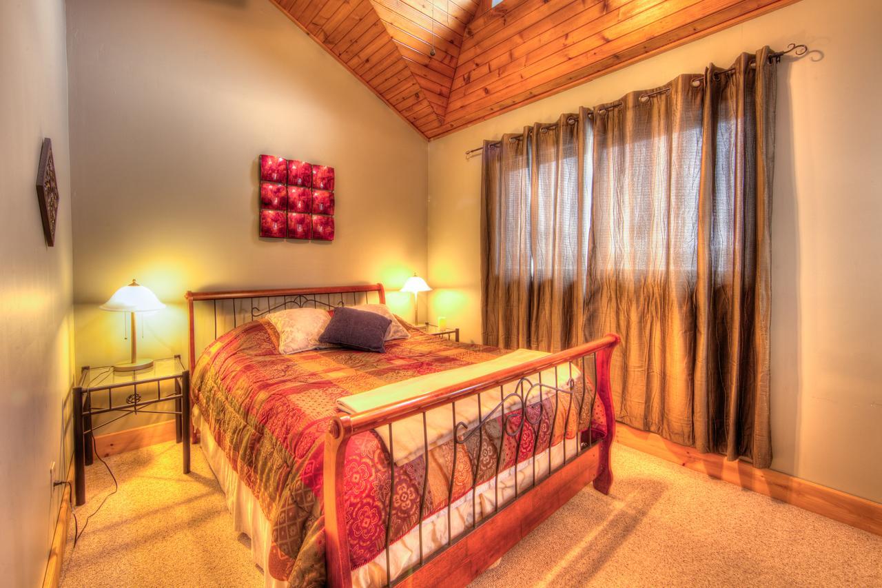 5 Bed Blue Mountain With Hot Tub #159 - Sleeps 14 * Collingwood